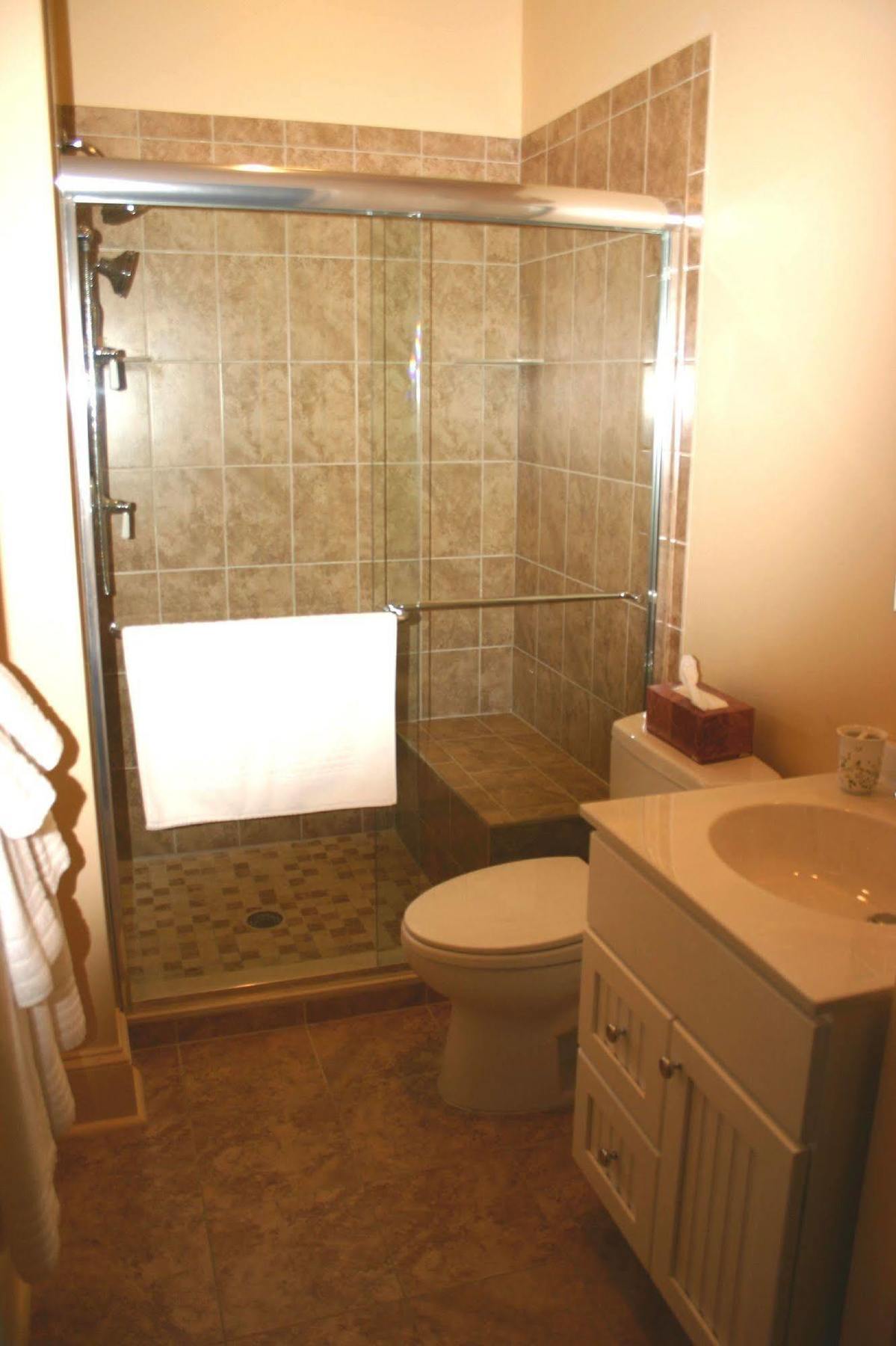The Lily Inn - Burlington Room photo