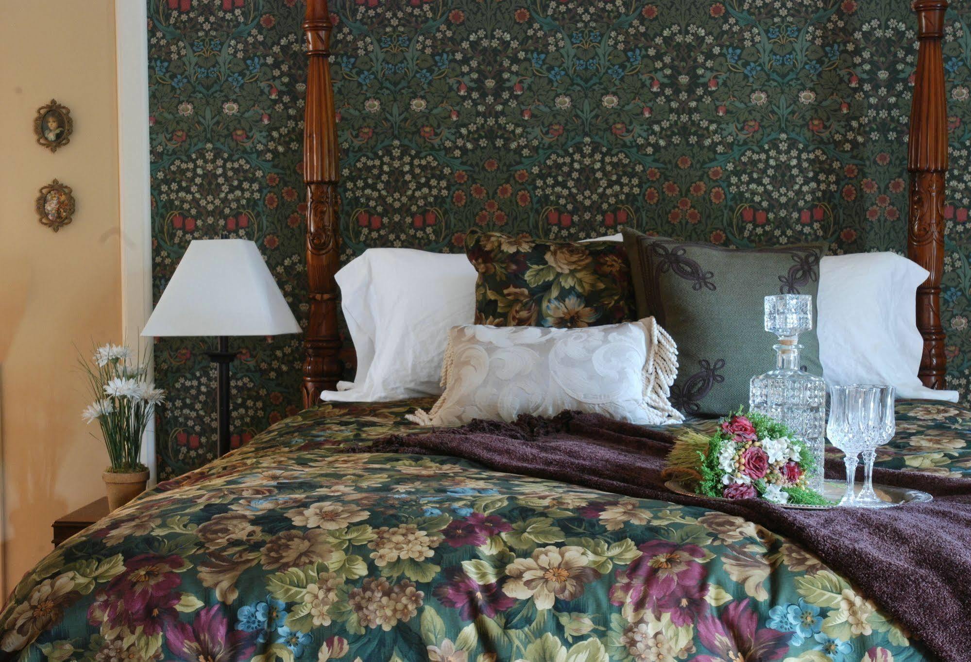 The Lily Inn - Burlington Room photo