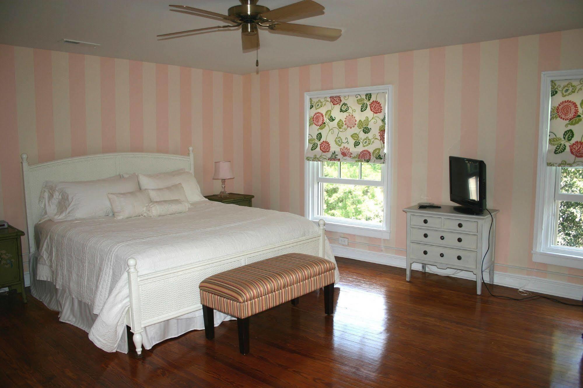The Lily Inn - Burlington Room photo