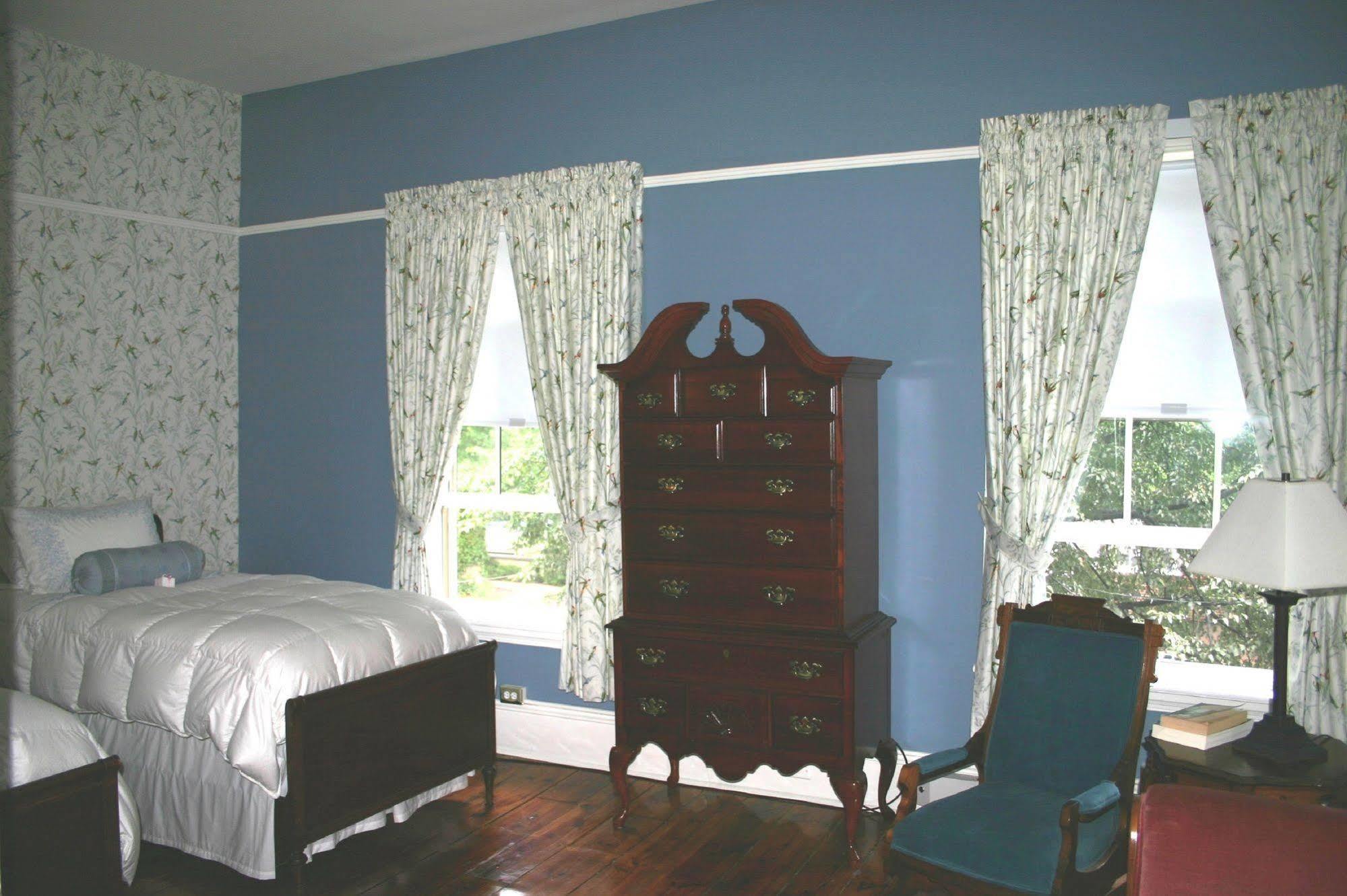 The Lily Inn - Burlington Room photo